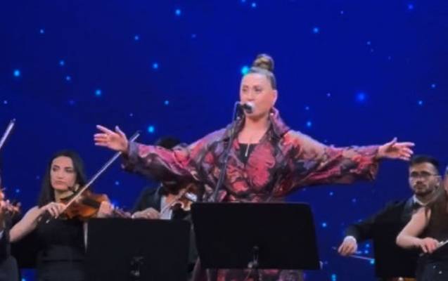 Prezidentlər “Çırpınırdı Qara dəniz”i ayaq üstə alqışladılar - VİDEO