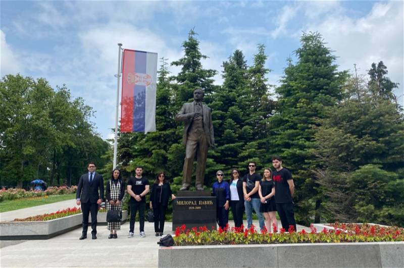 ADU əməkdaşları Belqradda Heydər Əliyevin abidəsi önündə anım tədbirində iştirak etdilər - FOTOLAR