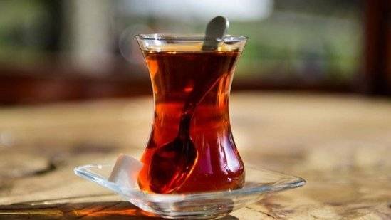Qonağa verdiyi çaya görə işdən çıxarıldı – Başına gələn qalmadı
