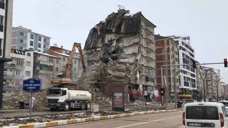 Bu ölkədə 5 mərtəbəli bina uçdu. 