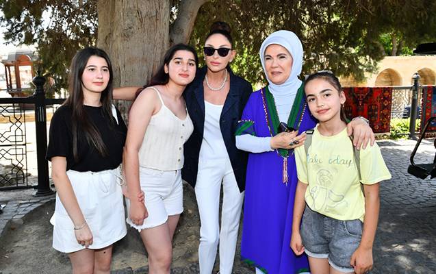 Mehriban Əliyeva və Əminə Ərdoğanın Bakı sakinləri ilə FOTOLARI