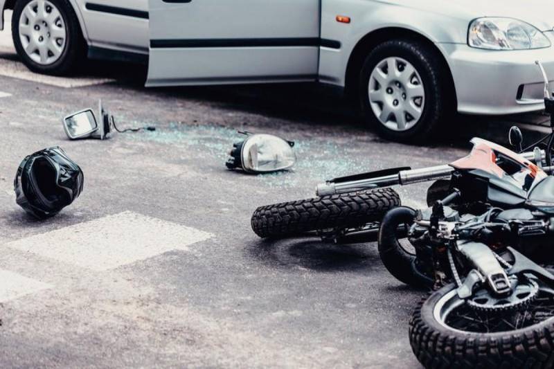 Avtomobil motosikletlə toqquşdu - Ölənlər var