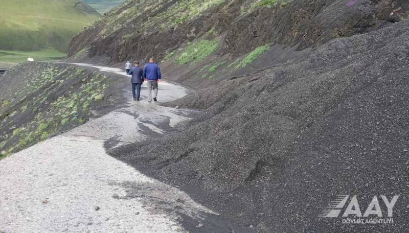 Quba-Xınalıq yolunun bir hissəsi lil və qaya parçalarından təmizləndi - FOTOLAR
