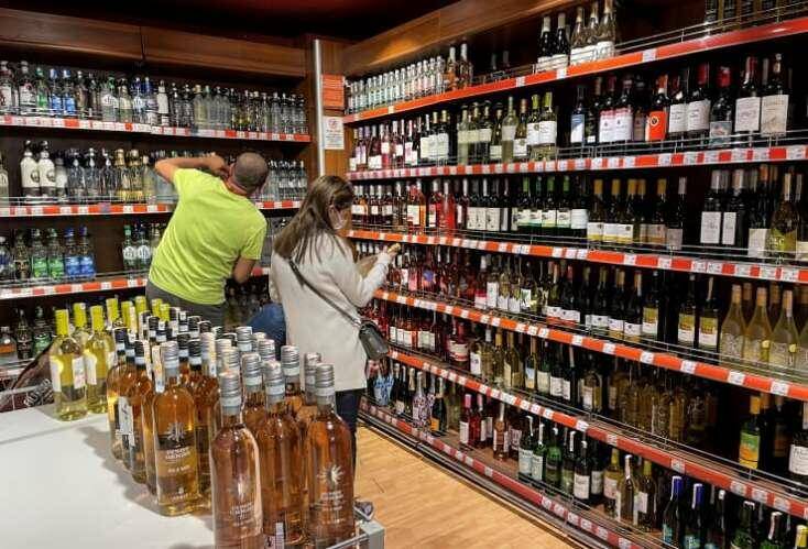 \"Araq haramdır\" deyib hamısını sındırdı: Bakıda marketdə olay - VİDEO