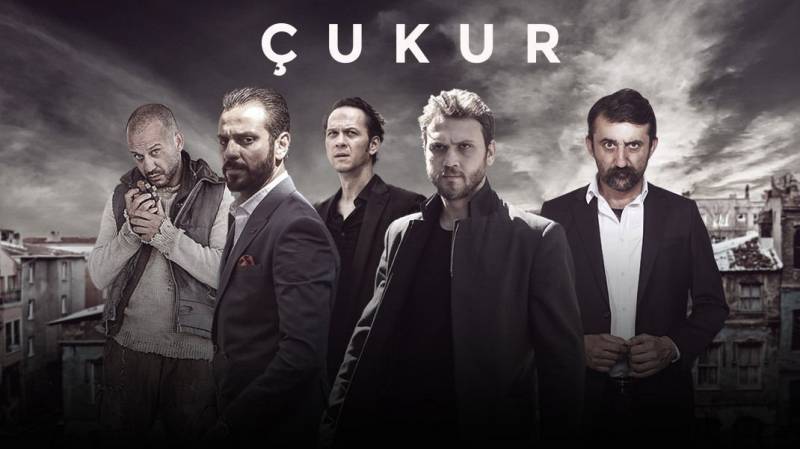 Çukurun aktyoru ətək geyindi - FOTOLAR