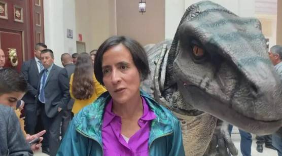 \"Dinozavr\" Kolumbiya konfransına basqın etdi - VİDEO