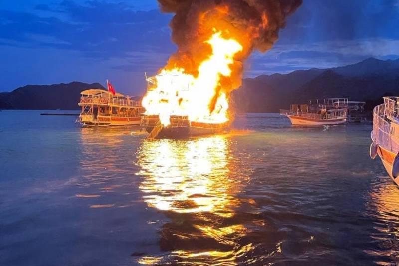 120 nəfərin olduğu gəmidə yanğın - VİDEO