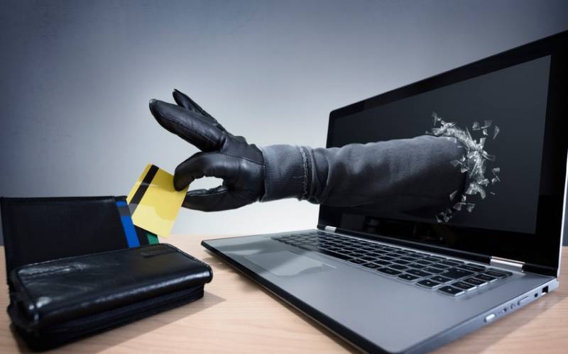 Bakıda qadının bank hesabından 2000 manat oğurlandı