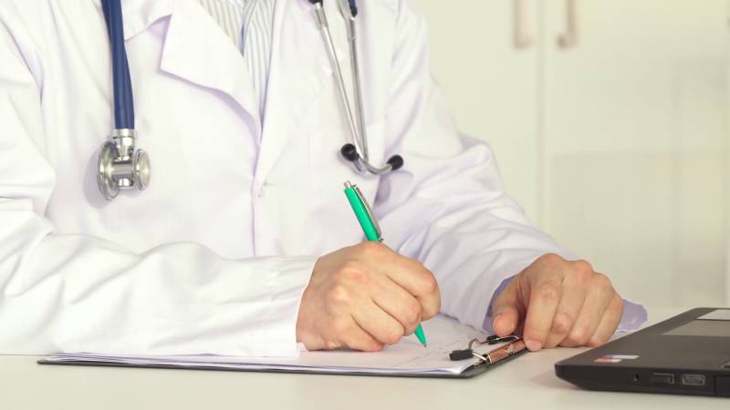 Həkimlərin kommersiya məqsədli dərmanları reseptə yazması qadağan olunacaq