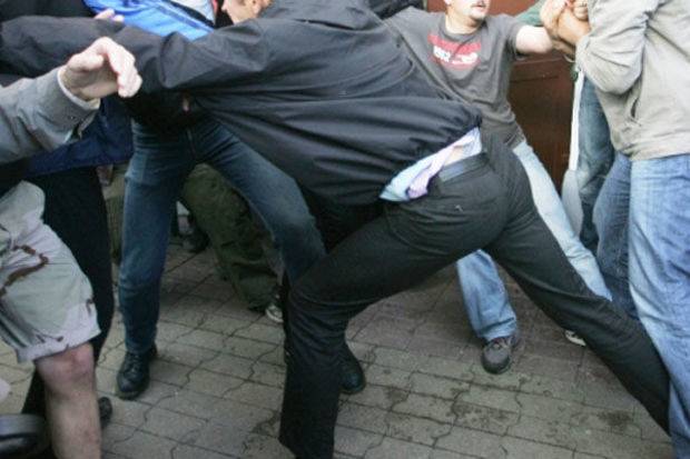 Bakıda çayxanada kütləvi dava: Bıçaqlananlar var