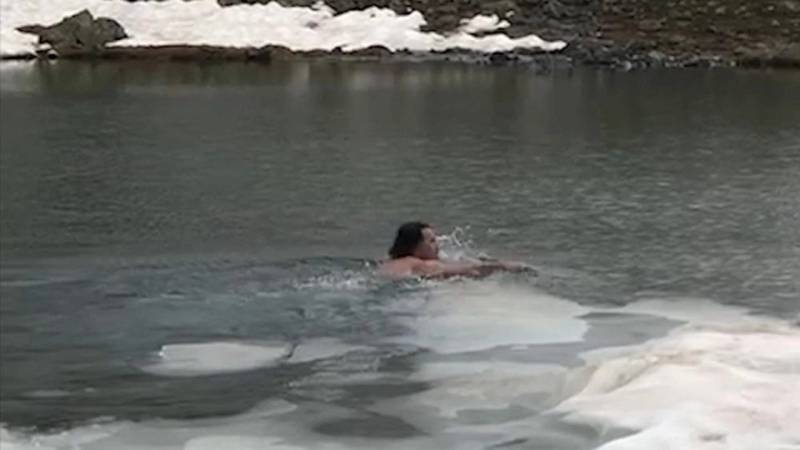 Donmuş gölə girən vətəndaş suyun ləzzətini belə aldı - VİDEO