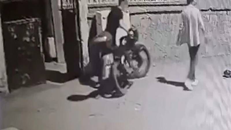 Yolda gördükləri motosikleti belə oğurladılar - VİDEO