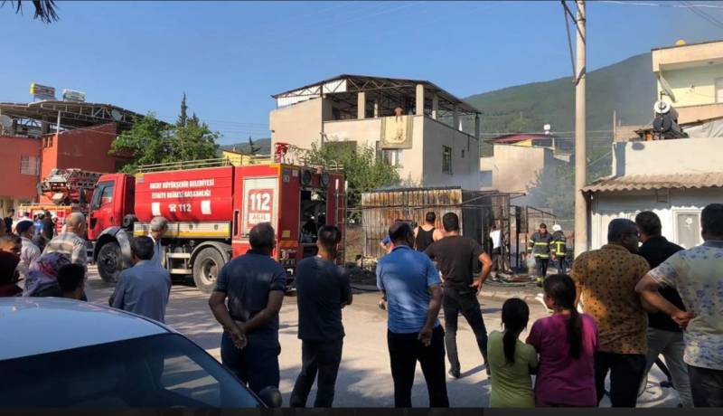 Zəlzələdən sağ çıxanların yaşadığı konteyner yandı