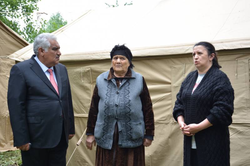 Əhəd Abıyev təbii fəlakətin ziyan vurduğu ərazilərdə sakinlərlə görüşdü - FOTOLAR