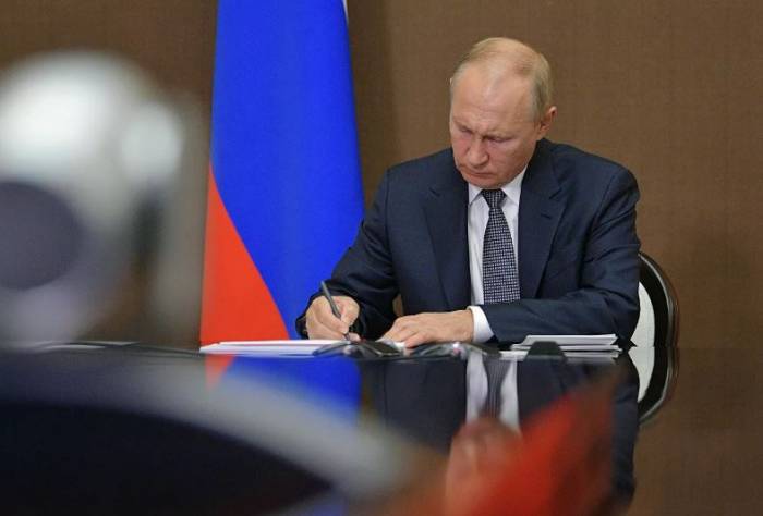 Putin Rusiyada hərbi vəziyyətlə bağlı qanun imzaladı
