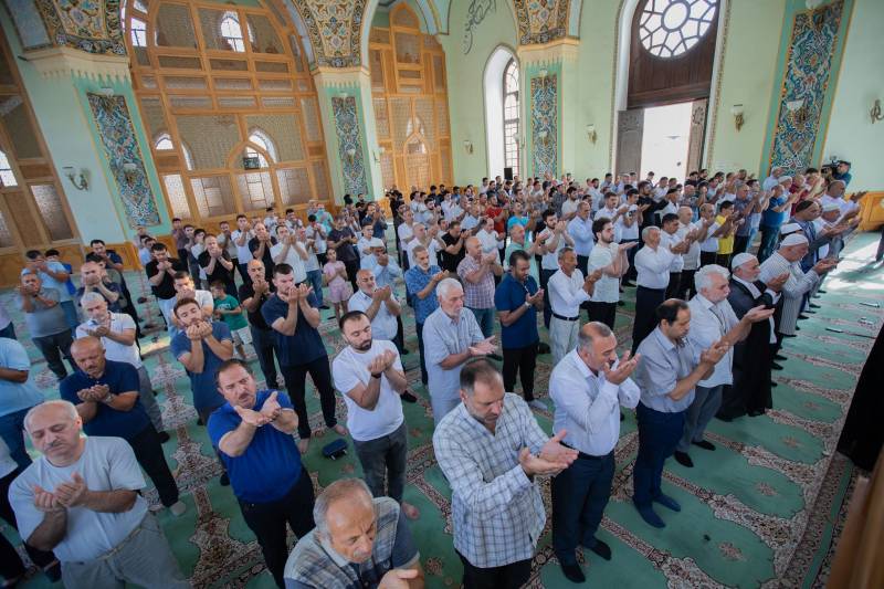Bakıda bayram namazı qılınır - YENİLƏNDİ