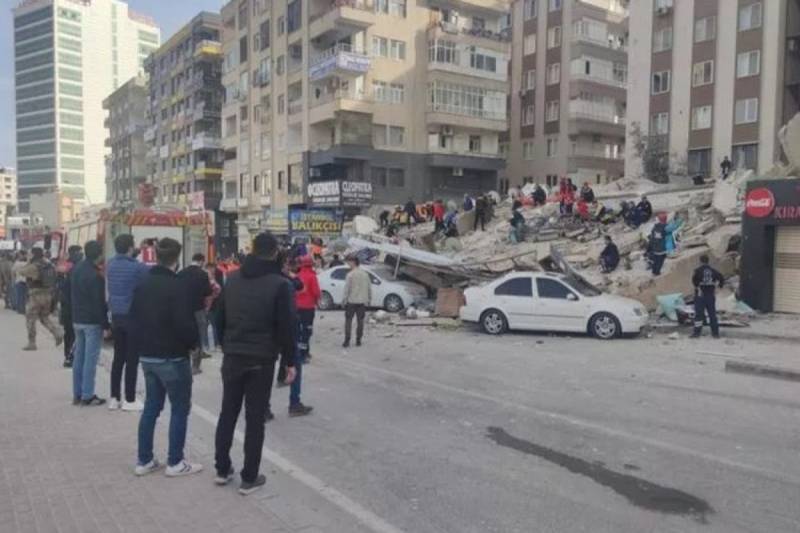 Türkiyədə zədəli bina çöküb, dağıntılar altında qalanlar var - VİDEO