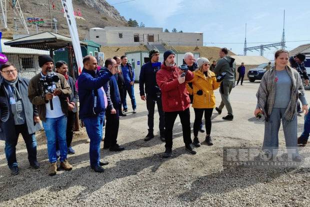 Xarici jurnalistlər Xankəndi-Laçın yolunda aksiya barədə məlumatlandırılıblar - FOTOLAR