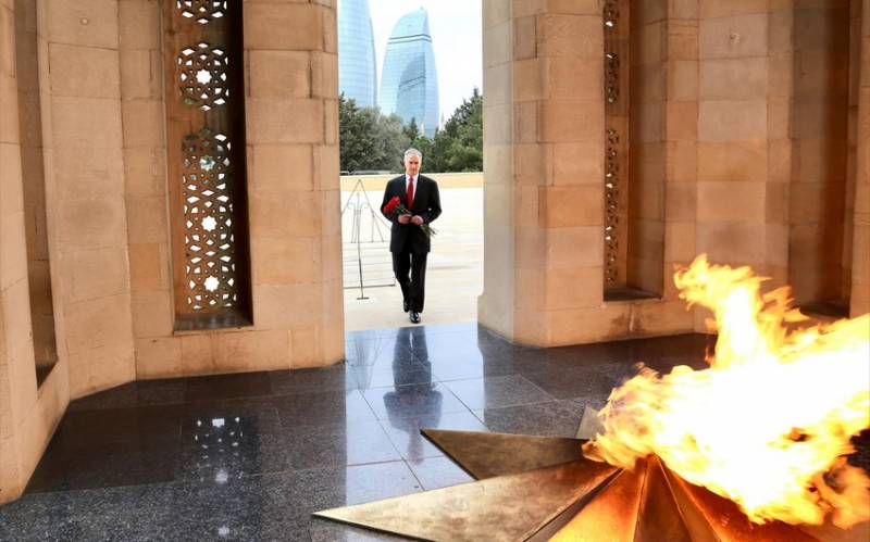 ABŞ rəsmisi Şəhidlər Xiyabanını ziyarət edib