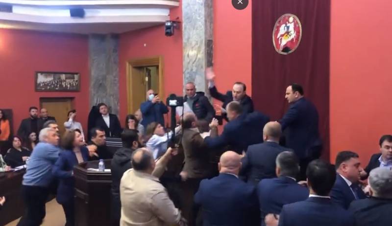 Qonşu ölkədə parlamentdə deputatlar arasında dava düşdü - VİDEO