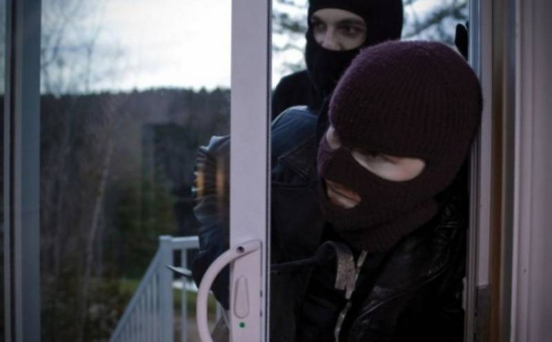 Bakıda şirkətə BASQIN: Şüşələri qırıb...