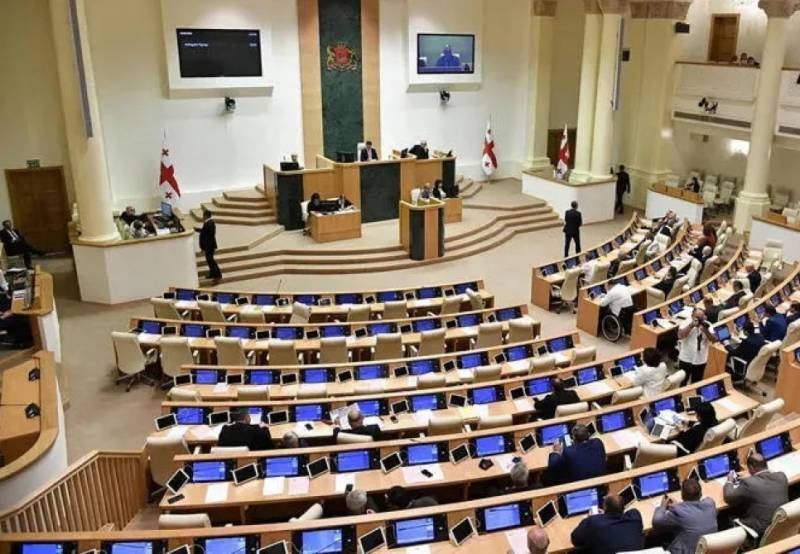 Gürcüstanda qalmaqallı qanun qəbul edildi