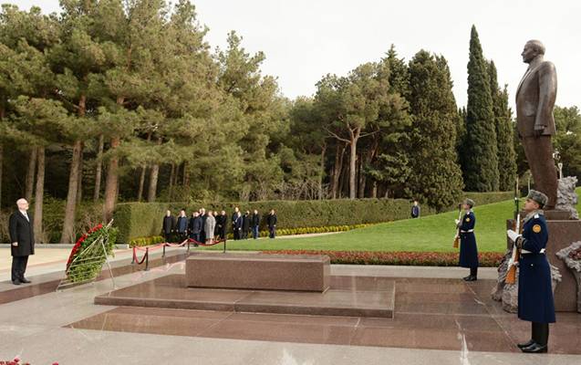 Latviya Prezidenti Heydər Əliyevin məzarını ziyarət etdi