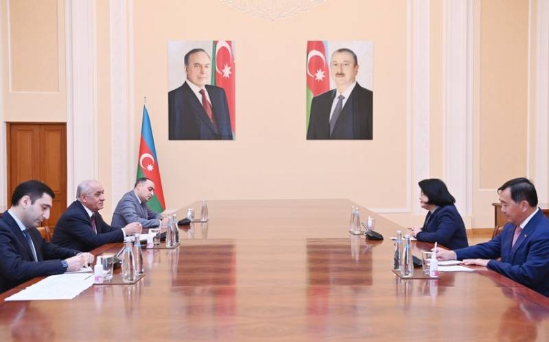 Əli Əsədov Kamboca rəsmisi ilə görüşdü