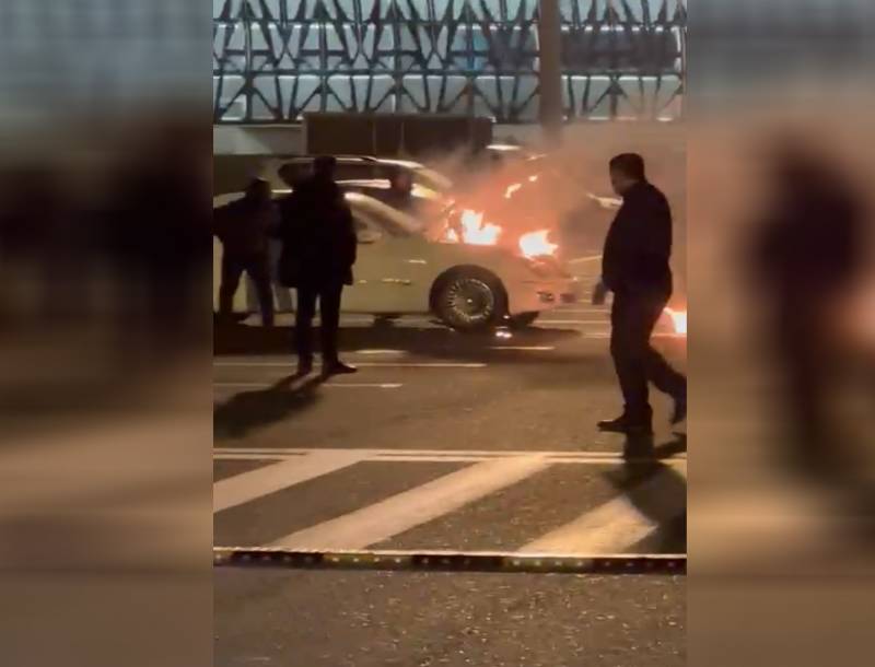 Bakı aeroportunda maşın yandı - VİDEO