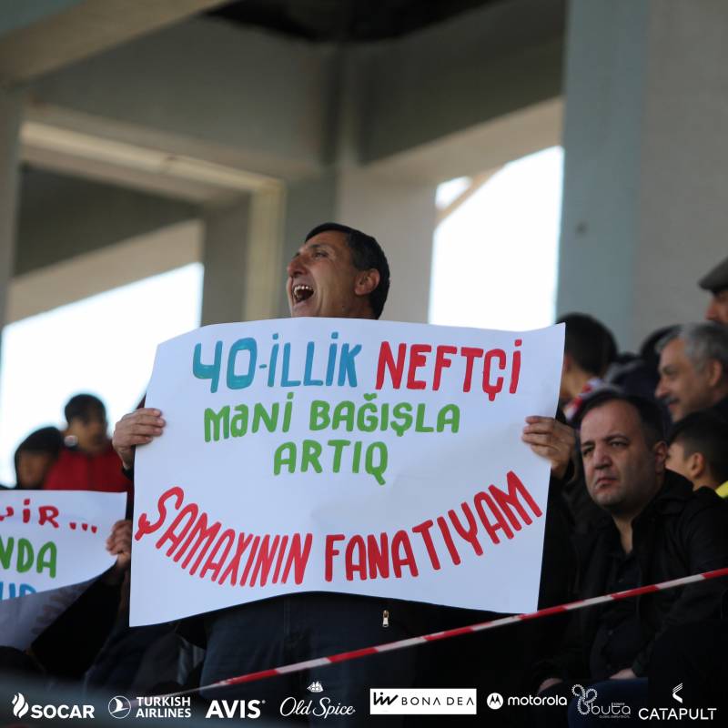Azərbaycan futbolunda maraqlı pankart - “40 illik “Neftçi” məni bağışla\"