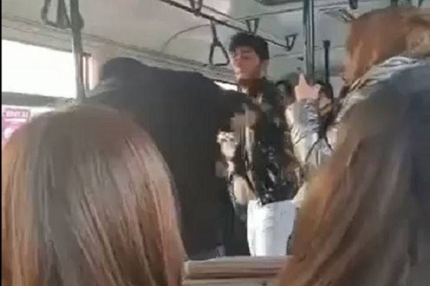 Bakıda avtobusda əlbəyaxa dava - VİDEO