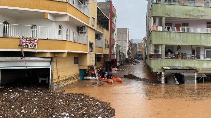 Türkiyədə zəlzələ bölgəsinə gələn sel can almaqda davam edir - FOTO