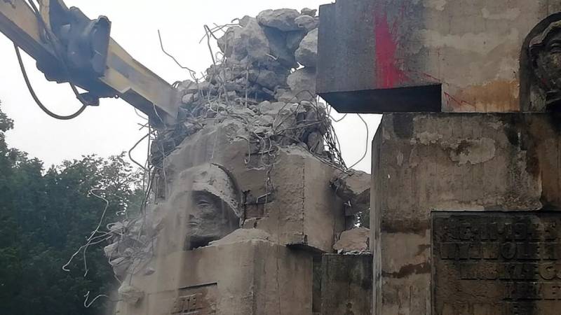 Bu ölkədə sovet abidəsinin götürülməsi barədə qərar qəbul edildi - FOTO