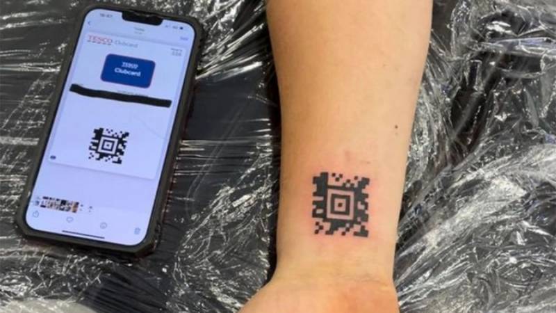 Mağaza kartının QR kodunu qoluna tatuaj etdirdi, 8 ayda bu qədər bonus topladı - FOTO