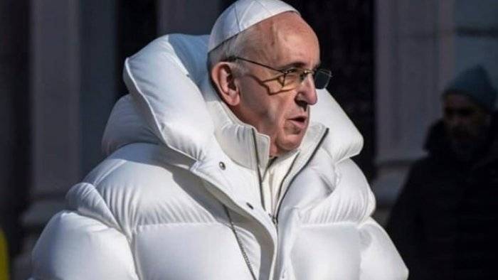 Roma Papası bu dəfə kurtkası ilə gündəm oldu - FOTO