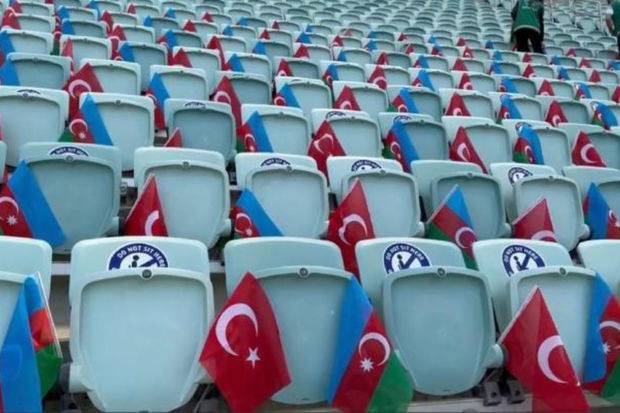 Bakı Olimpiya Stadionu Azərbaycan və Türkiyə bayraqları ilə bəzədilir - FOTOLAR