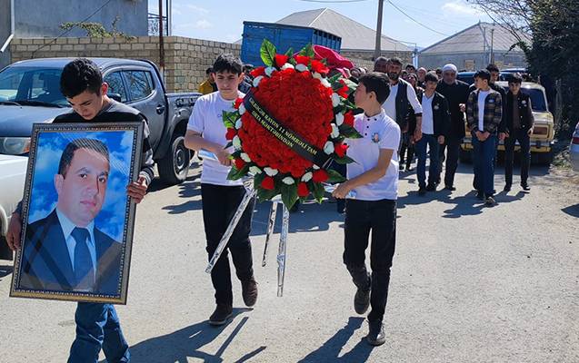 Faciəvi şəkildə ölən müəllimi şagirdləri yola saldı... - FOTOLAR