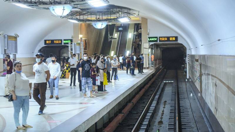 Bakı metrosunda TƏHLÜKƏLİ ANLAR: Sərnişindən ağlasığmaz hərəkət - VİDEO