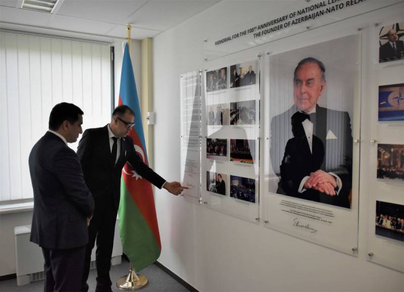 Hikmət Hacıyev NATO rəsmiləri ilə müzakirələr aparıb - FOTO