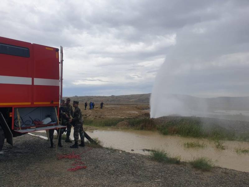 Kür-Bakı magistral su kəmərində qəza baş verib, yolu su basıb - FOTO/VİDEO