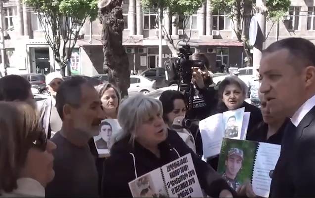 Ermənistanda ölən əsgərlərin yaxınları aksiya keçirir