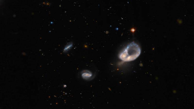 Hubble Kosmik Teleskopu \"qeyri-adi parlaq\" qalaktikaları aşkar etdi - FOTO