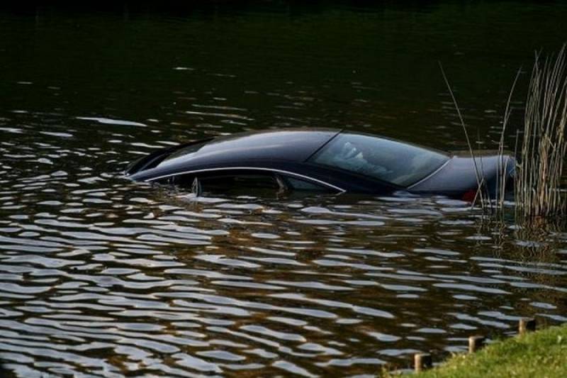 Maşın çaya aşdı, 2 gənc öldü - Azərbaycanda faciə
