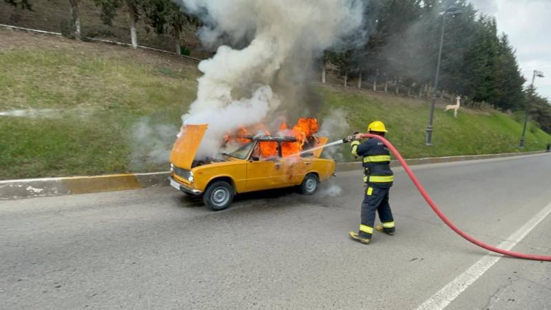 Azərbaycanda \"VAZ-21011\" yolun ortasında yandı - VİDEO