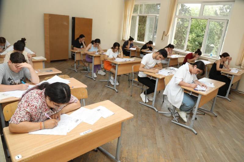 Bu gün 23 mindən çox şagird və məzun imtahan verib