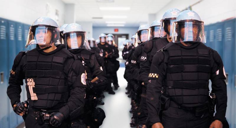 Bu ölkədəki məktəblərə polislər yerləşdirildi