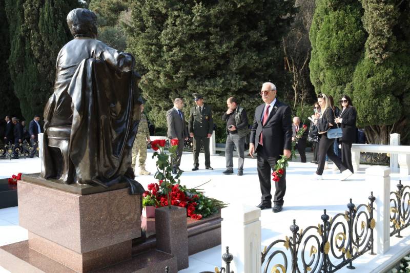 AHİK rəhbərliyi Fəxri xiyabanda Ulu Öndər Heydər Əliyevin məzarını ziyarət etdi - FOTOLAR