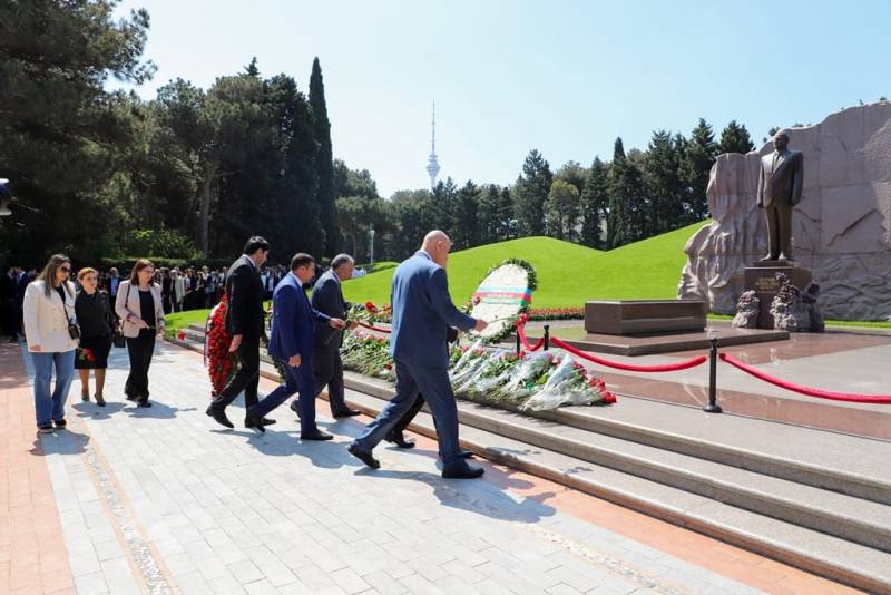 ADU kollektivi ulu öndər Heydər Əliyevin məzarını ziyarət edib - FOTO