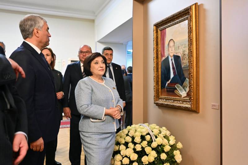 Sahibə Qafarova Ulu Öndərin 100 illiyinə həsr olunan sərgidə - FOTOLAR