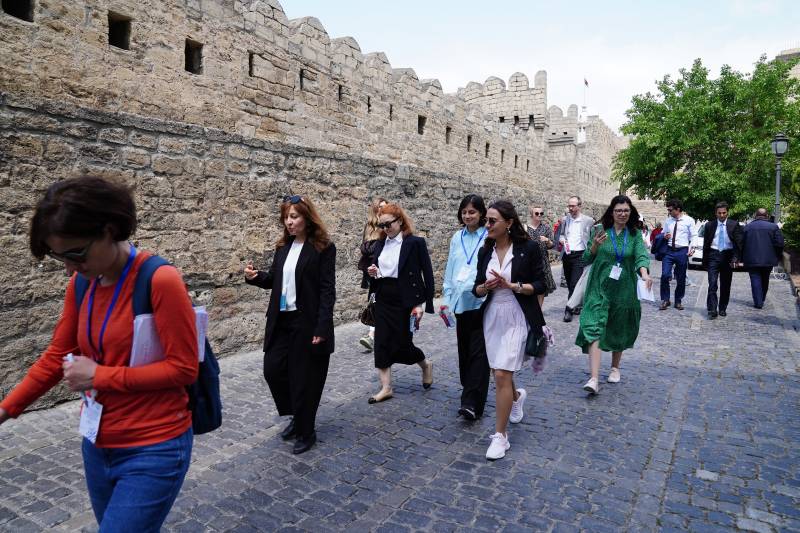 Abidələr və Tarixi Yerlər üzrə Beynəlxalq Şuranın nümayəndələri İçərişəhəri ziyarət etdilər - FOTOLAR